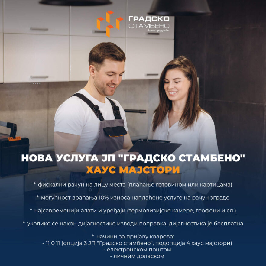 Vodoinstalater sa korisnicom diskutuje o usluzi otpušavanja WC šolje.